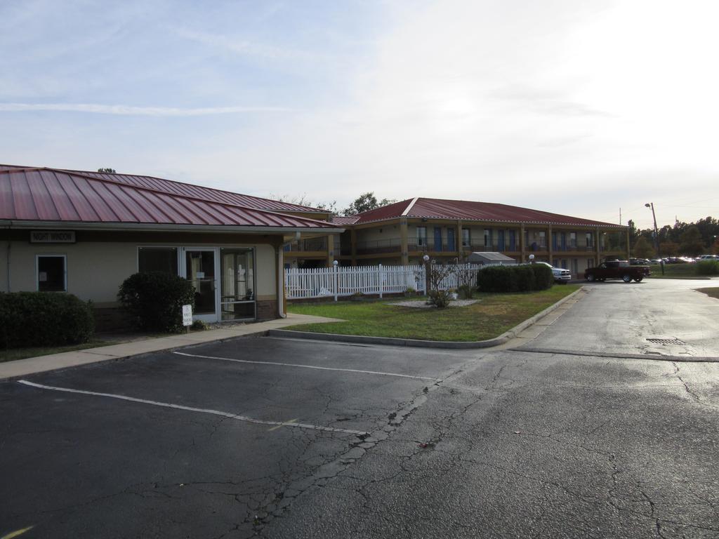 Days Inn By Wyndham Augusta Wheeler Road Exterior photo